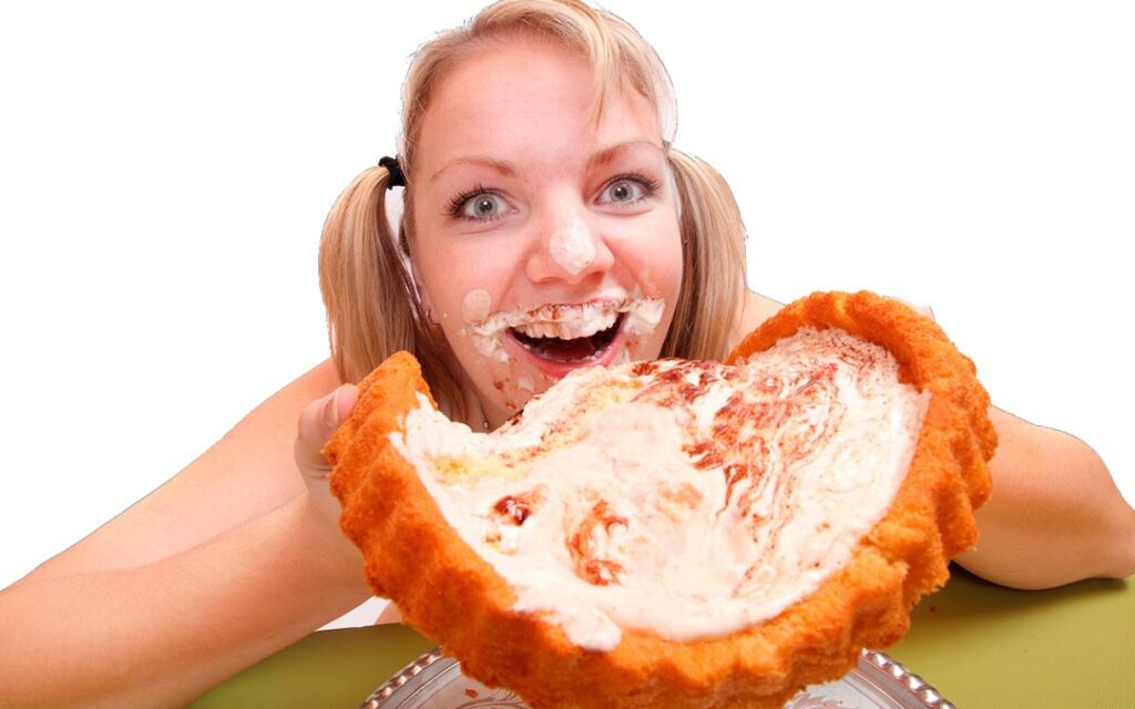 nainen ahmimassa piirakkaa